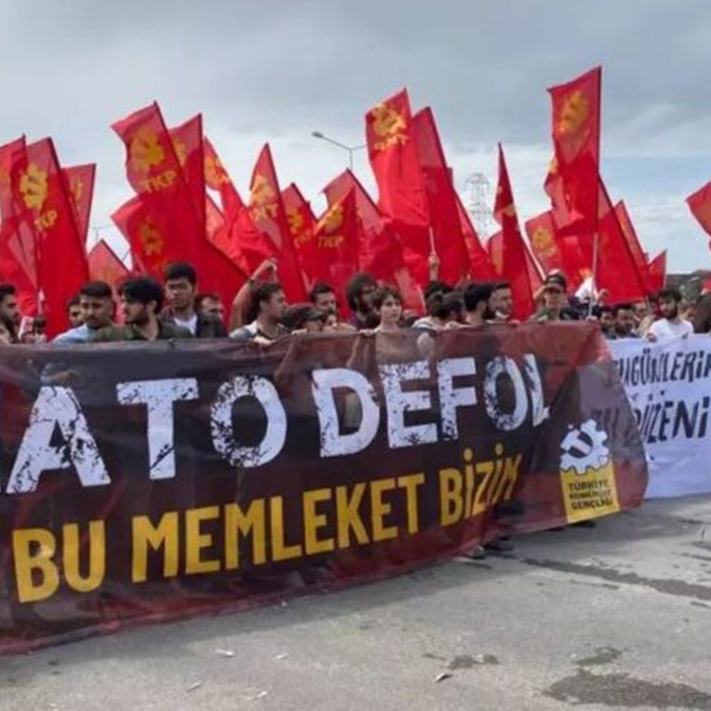 A Török Kommunista Párt aktivistái tüntettek a NATO kibővítése és háborús politikája ellen
