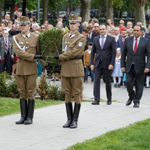 Korábban magyar katonák vitték a koszorúkat