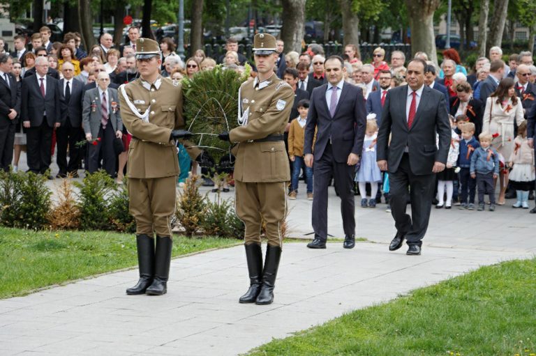 Korábban magyar katonák vitték a koszorúkat