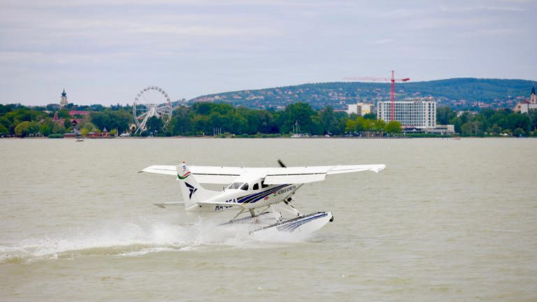 A Balatonon landolt egy repülőgép