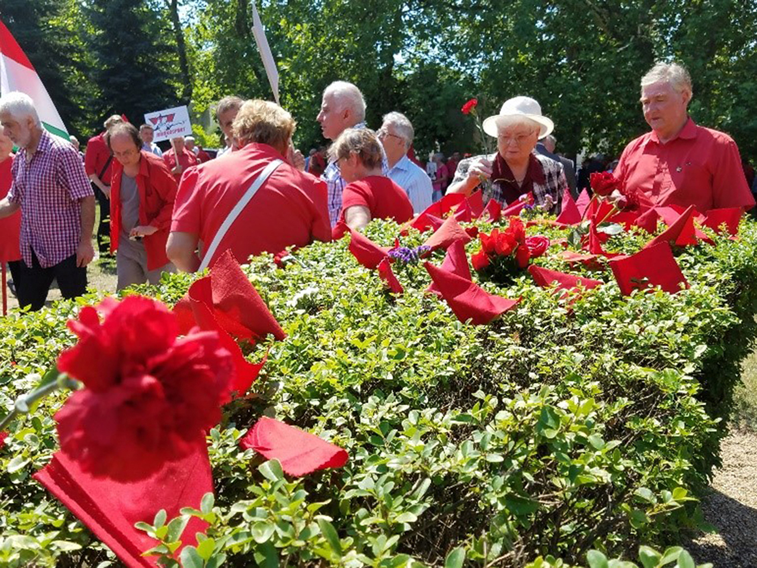 Kis vörös zászlók a Kádár-ünnepségre