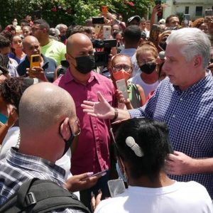 Miguel Díaz-Canel Bermúdez, a Kubai Kommunista Párt vezetője, köztársasági elnök az emberek között