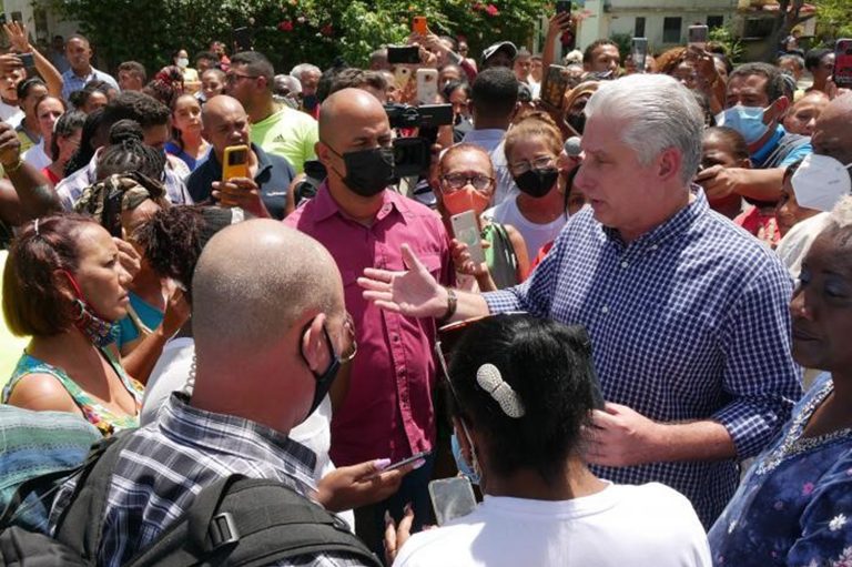 Miguel Díaz-Canel Bermúdez, a Kubai Kommunista Párt vezetője, köztársasági elnök az emberek között