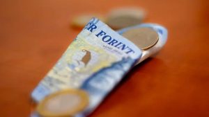 Órákig tartotta magát a forint, újra elindult a mélybe