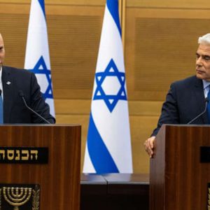 Saját társai szúrták hátba – így bukott meg Naftali Bennett izraeli kormányfő