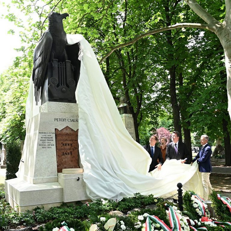 Tisztelgés a Petőfi-család előtt