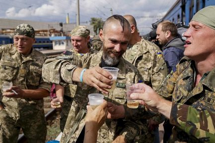Ukrán Azov-katonák ünnepelnek