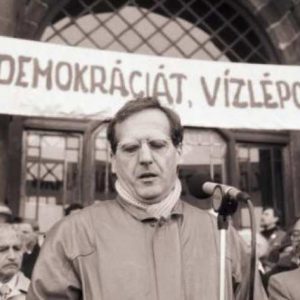 1988 – tüntetés a vízlépcső ellen. Szónok Sólyom László, jogász, későbbi köztársasági elnök