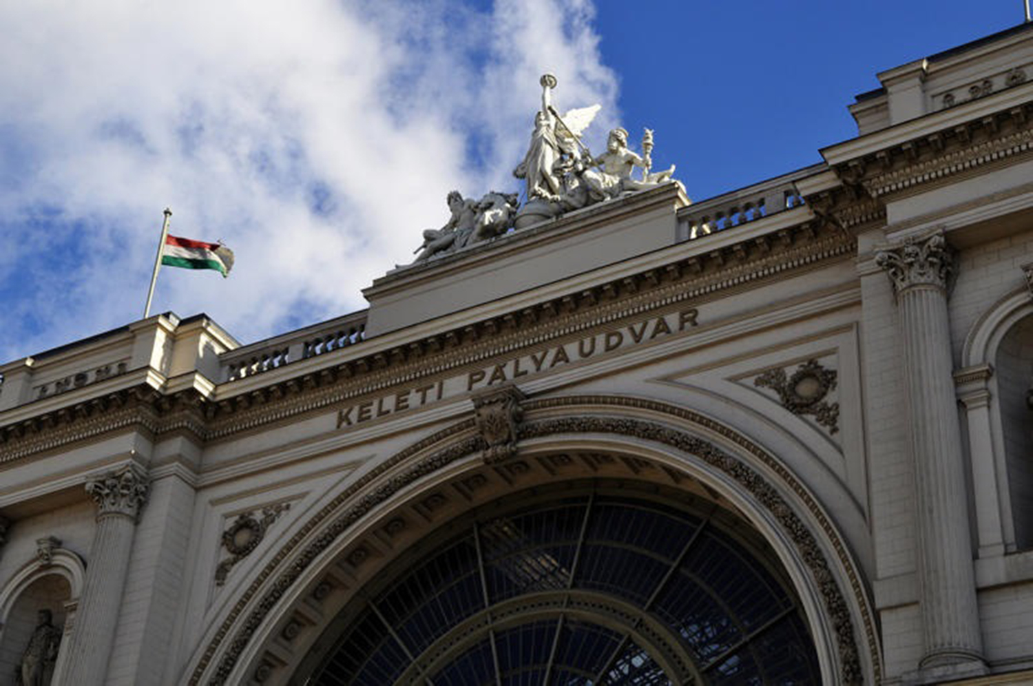 Annyira felforrósodott a levegő egy vonaton a Keleti pályaudvaron, hogy az utasok törték be az ablakot