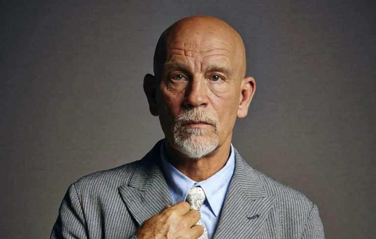 BUDAPESTEN LÉP FEL JOHN MALKOVICH