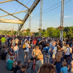 Lezárták a Belvárosi hidat Szegeden a tüntetők