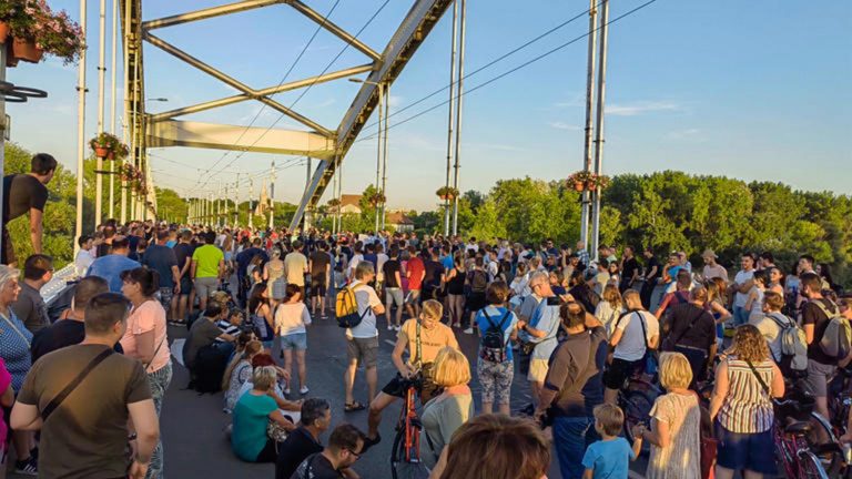 Lezárták a Belvárosi hidat Szegeden a tüntetők