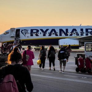 A Ryanair elválasztott egy anyát két kisgyerekétől