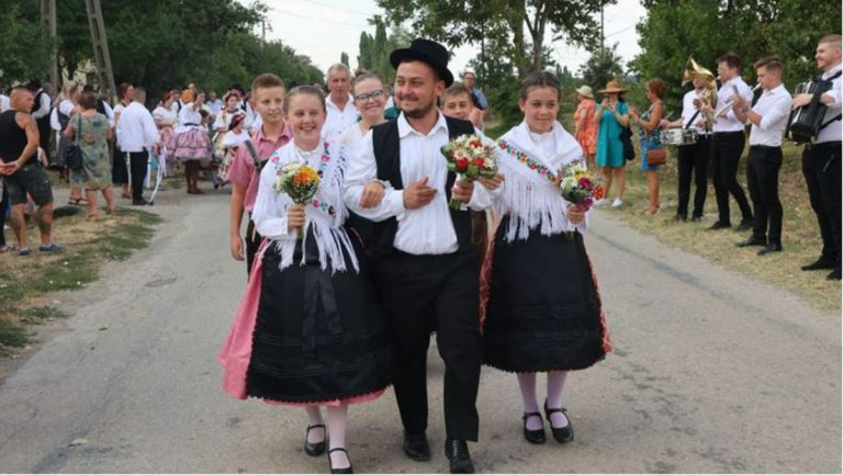 Az egész falu mulatott összeadták Márokot és Pájlándot