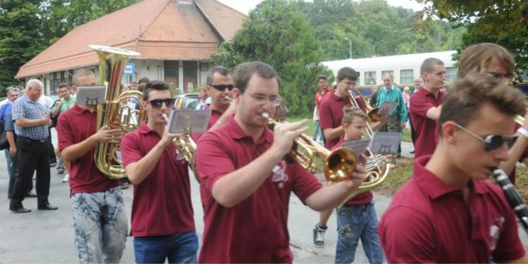 Száz fúvós zenél a bor városában