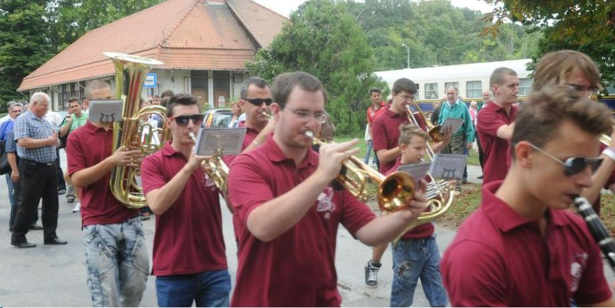 Száz fúvós zenél a bor városában