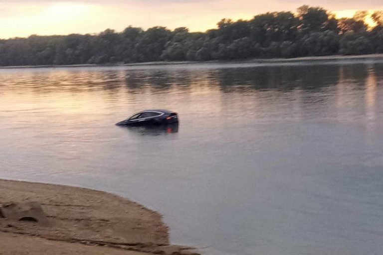 A Dunába süllyedt egy Tesla a tököli komplehajtónál