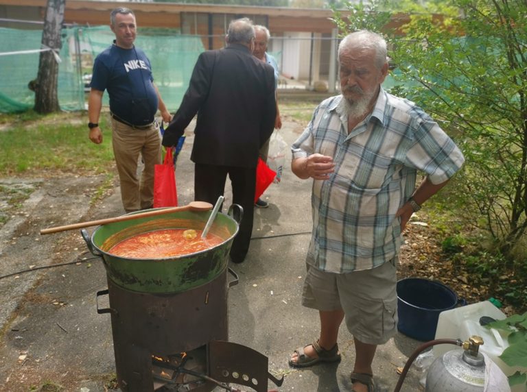 A Munkáspártot méltatatlanul kicsi helyre szorították a rendezők, és lelkükre kötötték „semmi politika!” Mindenki másnak szabad volt, a Munkáspártnak nem. Ennek ellenére a munkáspárti csapat helyt állt.