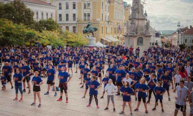 Kékbe borult a Széchenyi tér, kétezernél is többen futottak a rákgyógyításért