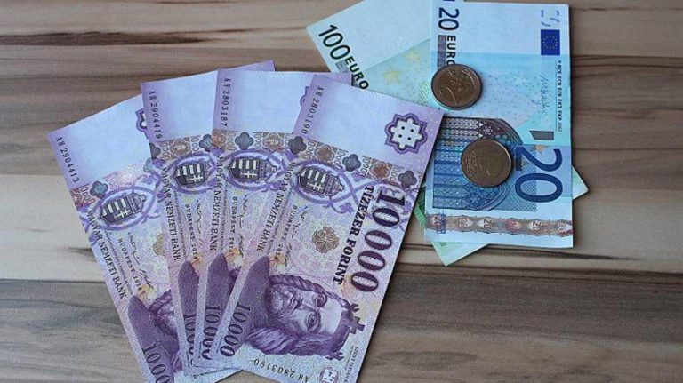 Mélyrepülésben a forint, az euróval szemben történelmi rekord közelít