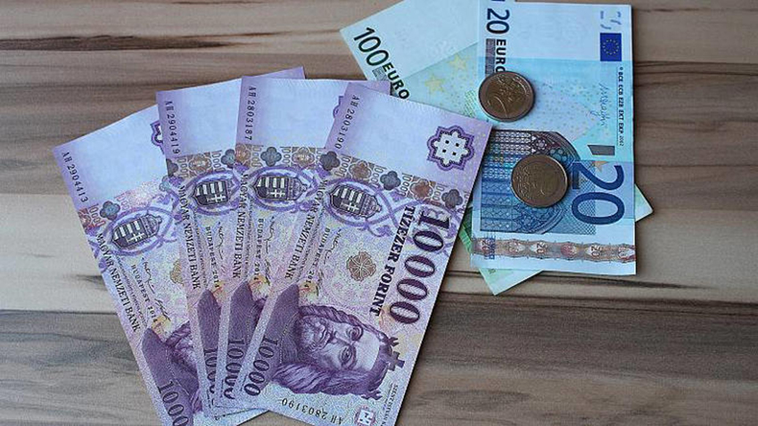 Mélyrepülésben a forint, az euróval szemben történelmi rekord közelít