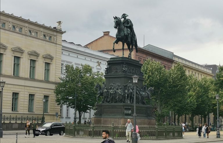 Nagy Frigyes csodálkozna, hogy poroszok, szászok, bajorok helyett ázsiaiak, afrikaiak, ukránok uralják az Unter den Linden utat