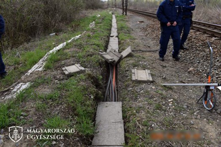 Nem érdekelte a tolvajokat, hogy elsötétül a vasúti átjáró