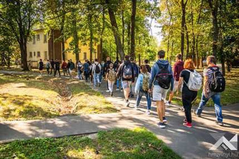 Önkéntes katonák ők fognak harcolni az ellenség ellen