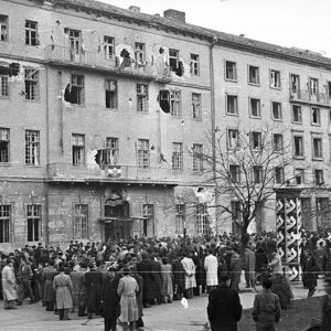 A Köztársági téri pártház 1956 októberében