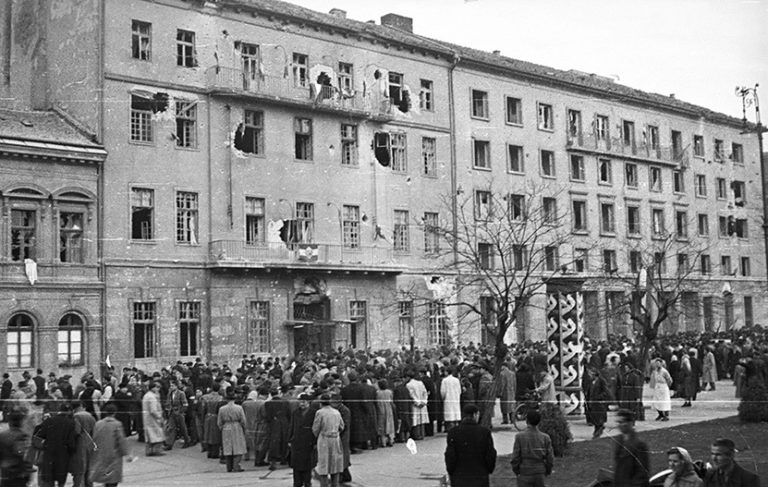 A Köztársági téri pártház 1956 októberében