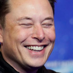 Elon Musk megvette a Twittert és rögtön kirúgta a vezetőket