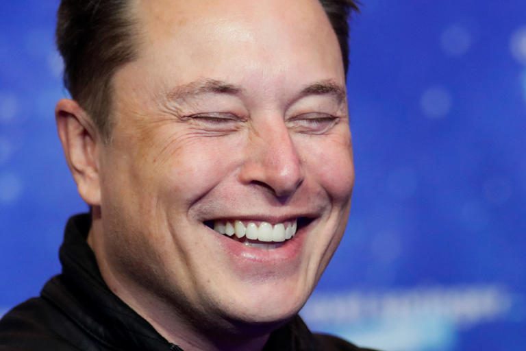 Elon Musk megvette a Twittert és rögtön kirúgta a vezetőket