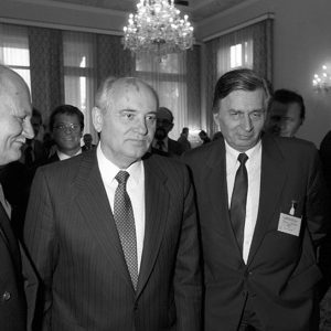 Göncz és Antall kiléptek a Varsói Szerződésből, hogy belépjenek a NATO-ba. Moszkvai látogatása 1990. június 7-én