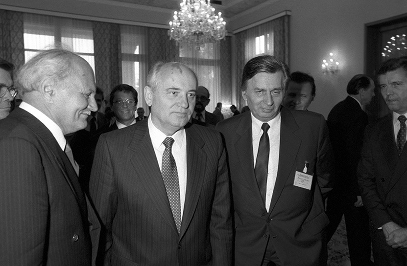 Göncz és Antall kiléptek a Varsói Szerződésből, hogy belépjenek a NATO-ba. Moszkvai látogatása 1990. június 7-én
