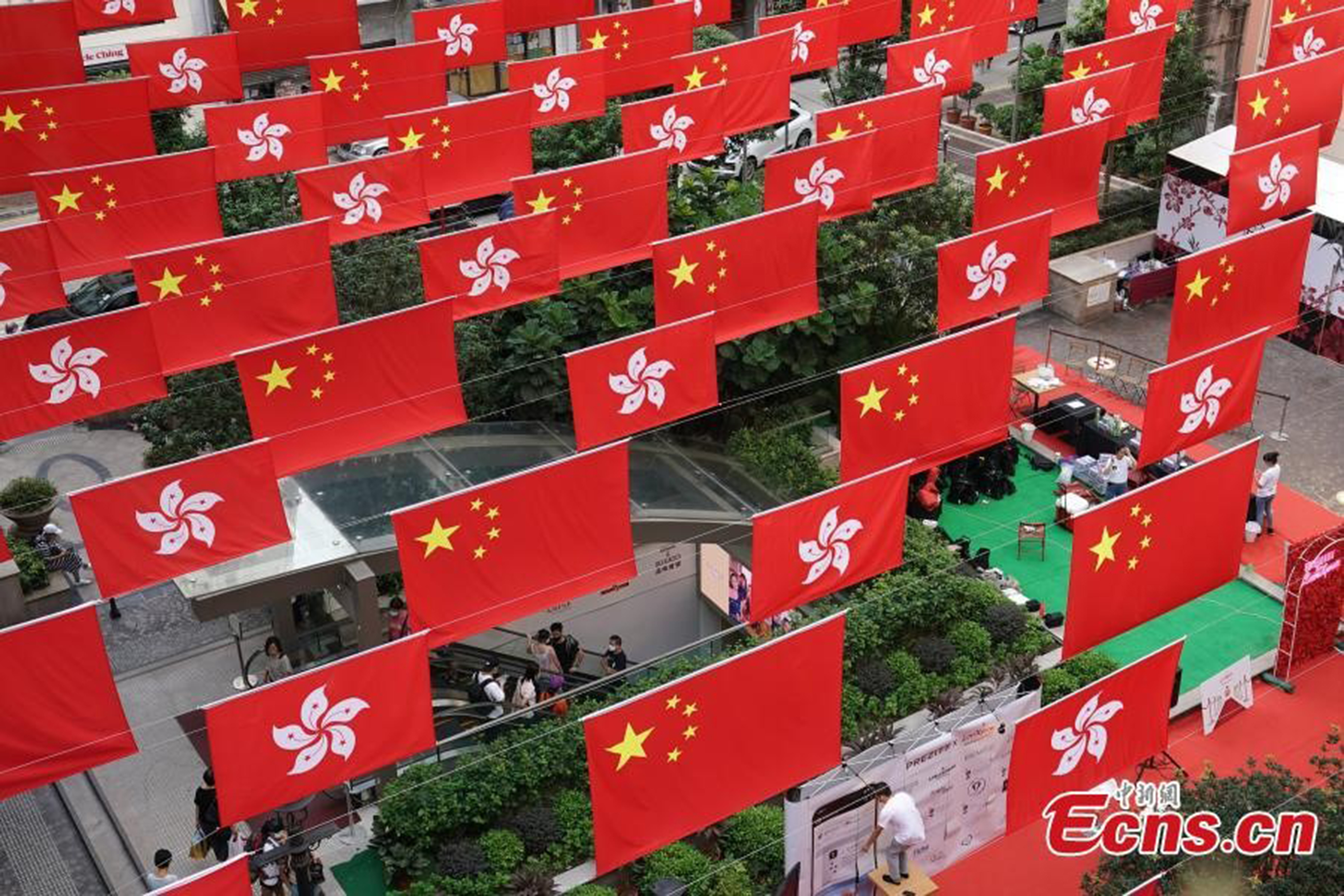 Hongkong zászlódíszbe öltözött. A Kínai Népköztársaság mellett a Hongkong lobogója
