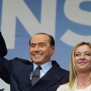 Meloni figyelmeztette Berlusconit, hogy oroszbarát állásponttal nem kerülhet senki a kormányába