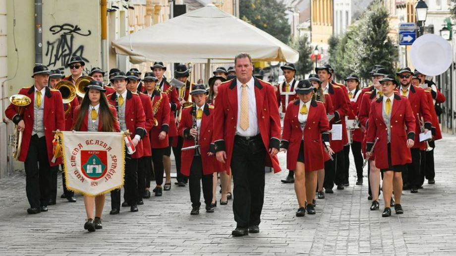 Összesen tíz zenekar és mazsorettcsoport lépett színpadra Bogádon