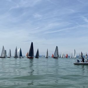 Szinte kettévált a Balaton a Szüreti Regatta második napján