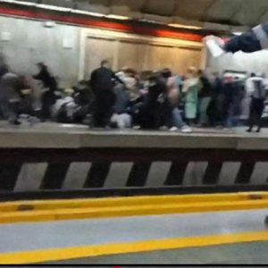 A metróban nőket vertek és tüzet nyitottak a tüntetőkre a rendőrök Teheránban