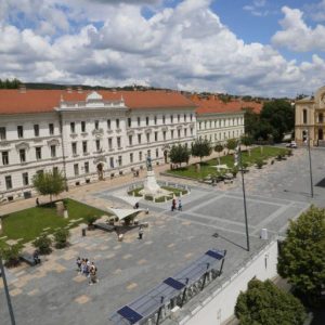 Elárverezik a pécsi polgármesteri hivatalban őrzött talált tárgyakat