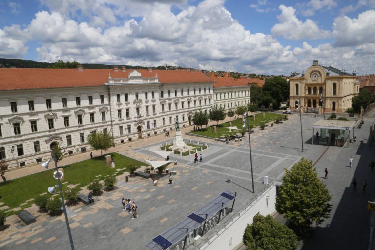 Elárverezik a pécsi polgármesteri hivatalban őrzött talált tárgyakat