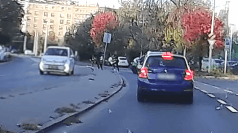 Gyalogos és autós verekedett össze a fővárosban fényes nappal