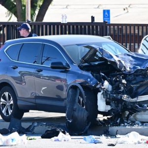 Huszonöten megsértültek, amikor valaki fékezés nélkül rendőrök közé hajtott Kaliforniában