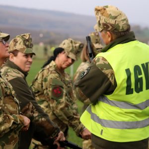 Kézifegyveres átképzésen az egészségügyi dolgozók