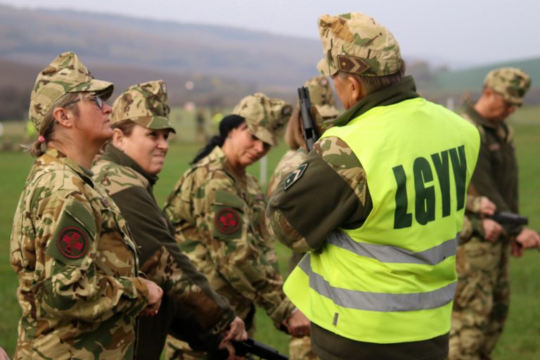 Kézifegyveres átképzésen az egészségügyi dolgozók