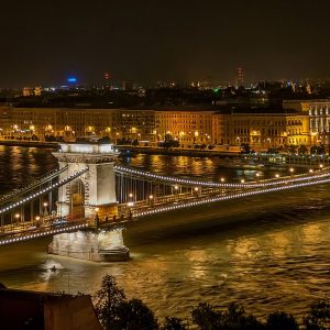 Széchenyi Lánchíd Budapesten éjjel