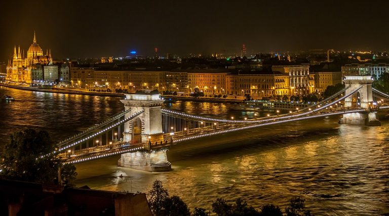 Széchenyi Lánchíd Budapesten éjjel