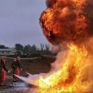 Tűzoltási gyakorlat a hadikikötőben