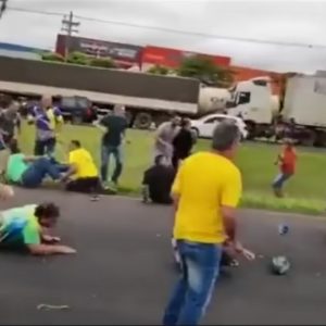 Videó Átgázolt Bolsonaro útlezáró hívein egy autós