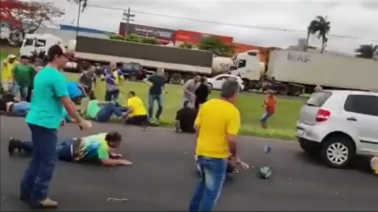 Videó Átgázolt Bolsonaro útlezáró hívein egy autós